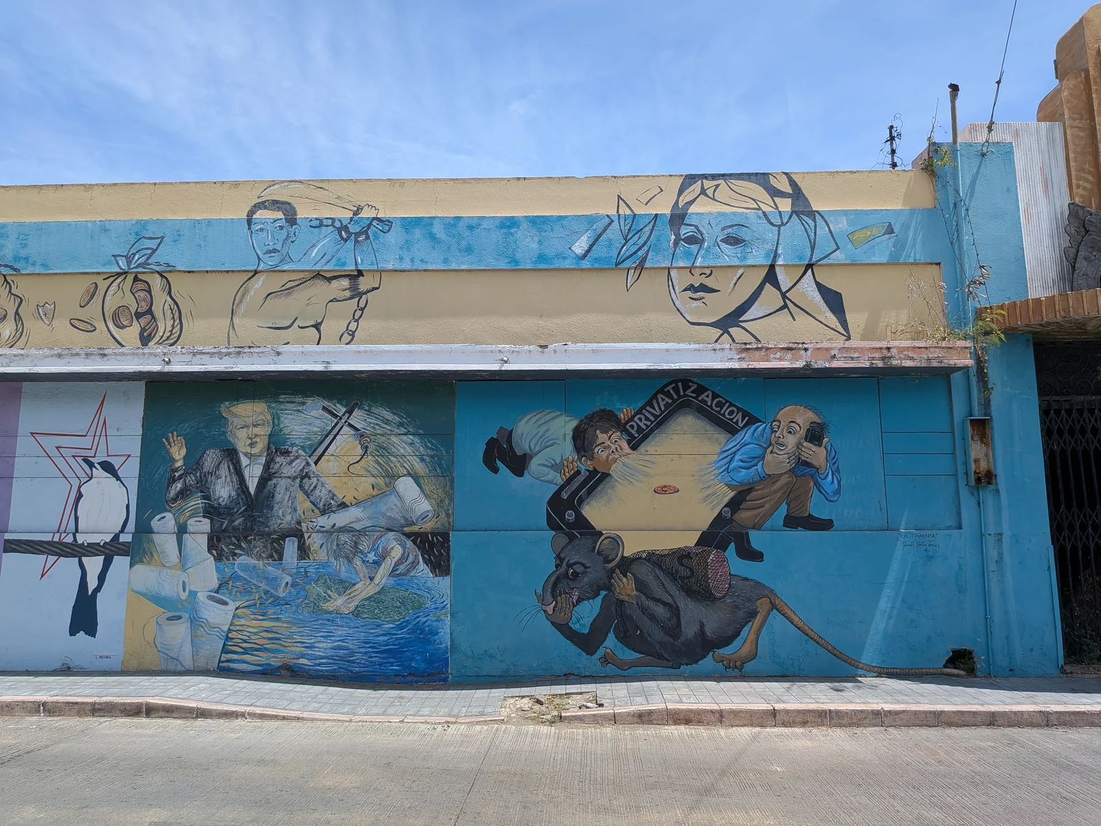 Trump throwing paper towels — Privatización mural